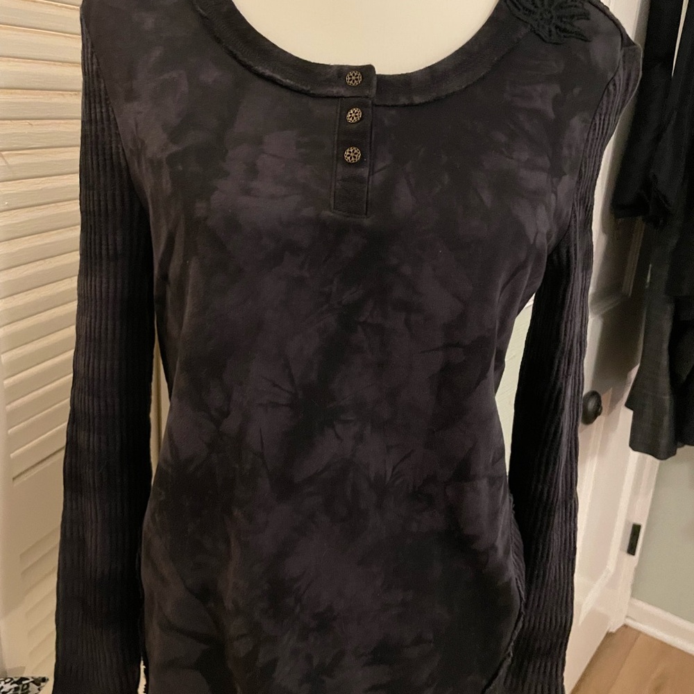 B.L.E.U. Subtle black/dark purple tie dye Ribbed Long Sleeve 3 Button quarterfrt